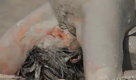 हॉट बड़े स्तन के साथ बेब सेक्सी मूवी फिल्म पिक्चर उसकी योनी खेल रहा है
