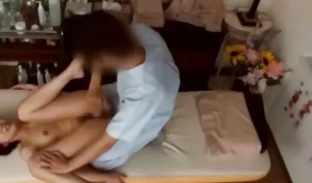 Une danseuse black se हिंदी मूवी सेक्सी पिक्चर fait peloter, fesser et suce