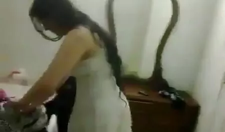 सेक्सी मॉडल उसके पैर फैलाता है हिंदी मूवी पिक्चर सेक्सी और उसकी चिकनी योनी बजाता है